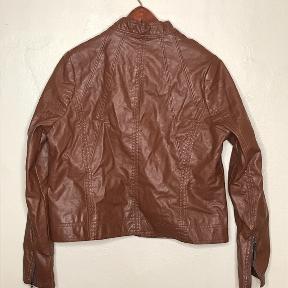 A leather jacket - Picture 2 of 2